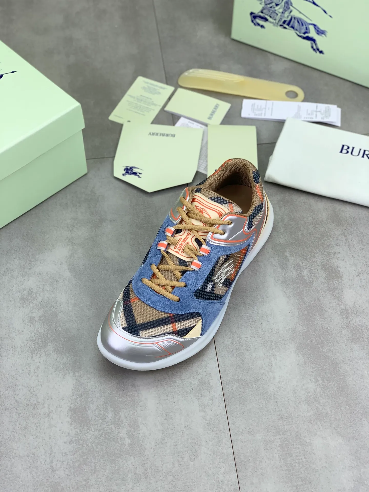 Factory price P720 [BURBERRY] Burberry - High-end quality original order - Upper: imported 🔝 original material - Inner lining: cowhide lining, feet; water-dyed cowhide - Outsole: ultra-light TPR rubber; two-color molded outsole - Ultra-high quality control·Fine workmanship: highlighted (high-end·nobility·grade) -Size: 36-46 for men and women Color: 4️⃣colors available